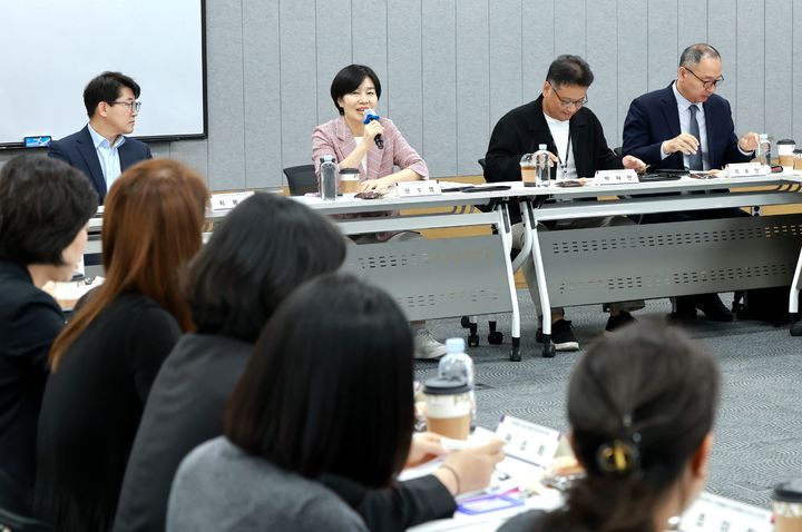 [서울=뉴시스] 현수엽 보건복지부 제1차관이 2일 오후 서울 서울스퀘어 상연재에서 재가 생애말기 지원 체계 마련을 위한 정책 토론회를 주재하는 모습 (사진=보건복지부 제공) 2026.10.02. photo@newsis.com *재판매 및 DB 금지