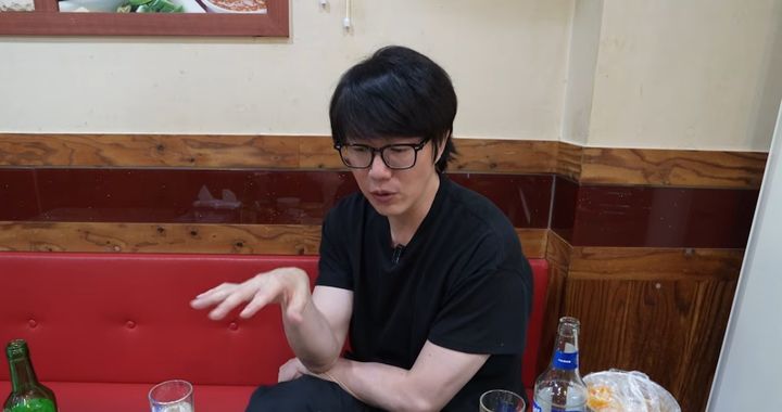 [서울=뉴시스] 자체 유튜브 채널 '성시경 SUNG SI KYUNG'에서 야식 일화를 설명 중인 가수 성시경. (사진=유튜브 '성시경 SUNG SI KYUNG' 화면 캡처) 2026.10.02.