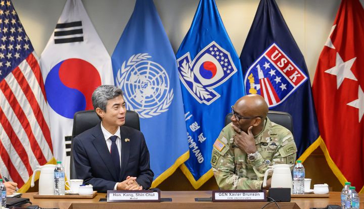 [서울=뉴시스] 10월 2일 오전 캠프 험프리스에서 강신철 국방부장관이 제이비어 브런슨 사령관과 주요 현안을 논의하고 있다. (사진=국방부 제공) 2026.10.02. photo@newsis.com *재판매 및 DB 금지