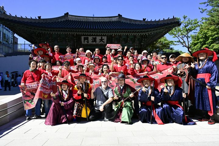 [순창=뉴시스] 2일 덕수궁과 광화문 일원에서 순창장류축제 대표 프로그램 '임금님 진상행렬'이 재연됐다. 최영일 순창군수(앞 왼쪽 네번째) 등이 대한문 앞에서 기념사진을 찍고 있다. *재판매 및 DB 금지