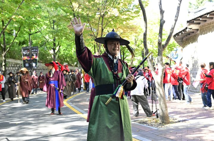[순창=뉴시스] 2일 덕수궁과 광화문 일원에서 순창장류축제 대표 프로그램 '임금님 진상행렬'이 재연됐다. 최영일 순창군수가 선두에서 행렬을 이끌고 있다. *재판매 및 DB 금지