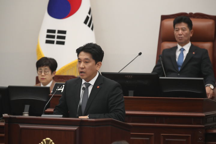 [제주=뉴시스] 2일 제455회 제주도의회 임시회 제1차 본회의에서 5분발언하는 한권 제주도의원. (사진=제주도의회 제공) 2026.10.02. photo@newsis.com *재판매 및 DB 금지