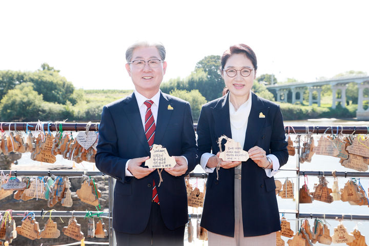 [의령=뉴시스]2일 오태완(왼쪽)의령군수와 부인 배민주 여사가 의령솥바위 앞에서 '소원패'를 들고 있다.(사진=의령군 제공) 2026.10.02.photo@newsis.com *재판매 및 DB 금지