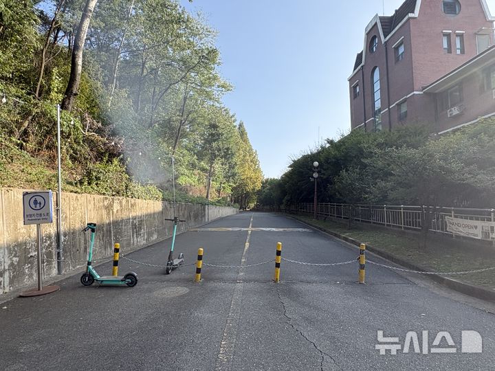 [서울=뉴시스]오영주 수습기자=지난달 30일 찾은 서울 서대문구 연세대 기숙사 무악학사 인근 통행로. 해당 통행로 일대에서 나체 상태로 복면을 쓴 남성이 여성들을 연쇄 추행한 사건이 발생한 지 석 달이 지났으나 미검 상태다. 2026.10.05 dhdudwn0119@newsis.com