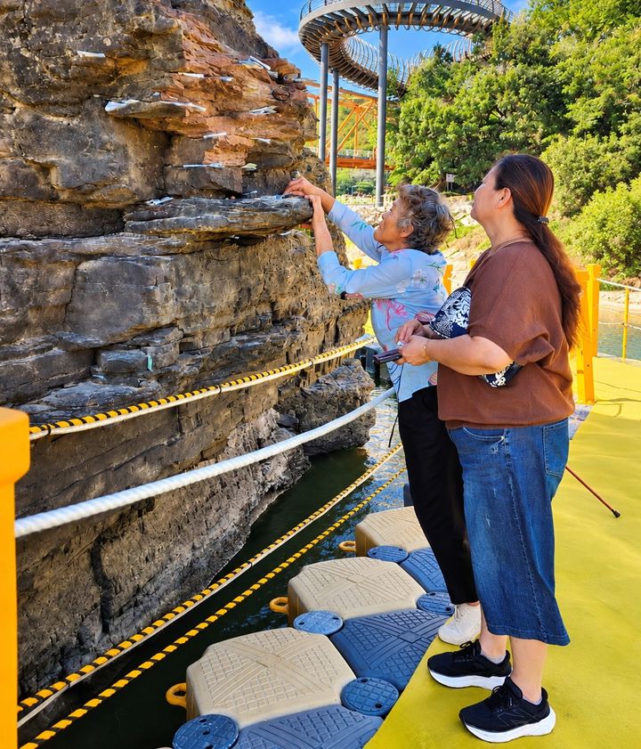 [의령=뉴시스]제5회 의령리치리치페스티벌 개막…의령 솥바위를 찾은 한 방문객이 소원을 빌고 있는 모습.(사진=의령군 제공) 2026.10.02.photo@newsis.com *재판매 및 DB 금지