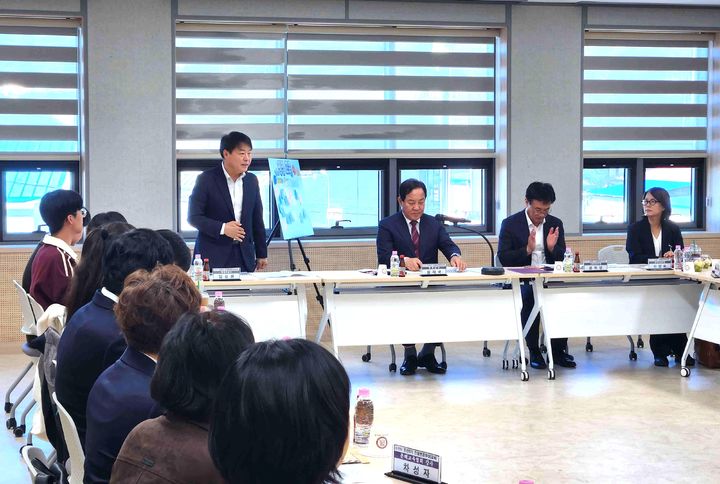 [평창=뉴시스] 심재국 평창군수와 참석자들이 진부도서관에서 열린 민선9기 민생현장투어 '교육정책 간담회'에서 의견을 나누고 있다. (사진=평창군 제공) 2026.10.02. photo@newsis.com *재판매 및 DB 금지