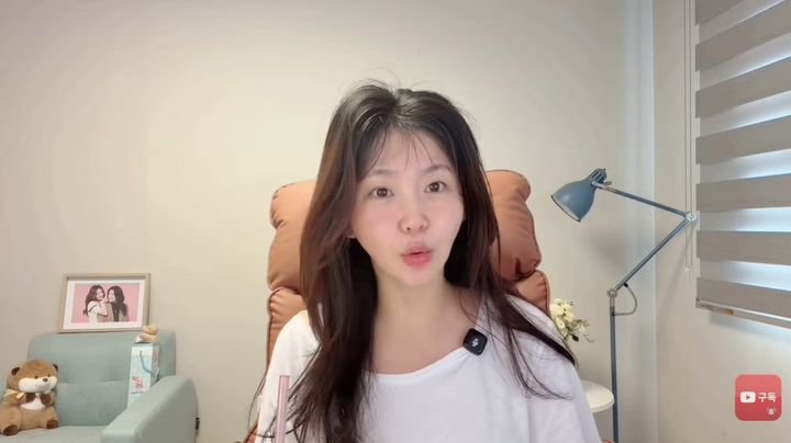 [서울=뉴시스] 탈북민 출신 유튜버 한송이가 영화 '암살자(들)'을 관람한 뒤 북한에서 봤던 영화와 내용이 비슷하다고 주장하고 있다. (사진=유튜브 채널 '한송이TV' 캡처)
