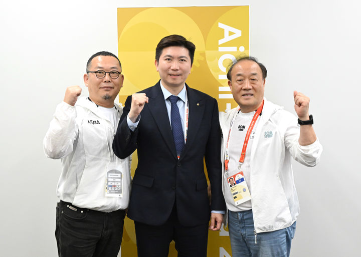 [서울=뉴시스] 왼쪽부터 김철학 한국e스포츠협회 사무처장, 유승민 대한체육회장, 김영만 한국e스포츠협회장. (사진 = 대한체육회 제공) *재판매 및 DB 금지