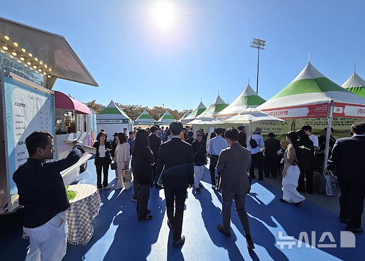 [원주=뉴시스] 이덕화 기자 = 2일 강원 원주시 젊음의 광장 일원에서 '2026 원주 중소기업 우수제품 박람회'가 개막한 가운데 방문객들이 부스를 돌며 지역 우수제품을 관람하고 있다. 2026.10.02. wonder8768@newsis.com