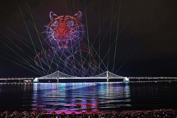 [부산=뉴시스] 광안리 해수욕장 드론X레이저 쇼 (사진=부산 수영구 제공) 2026.10.02. photo@newsis.com *재판매 및 DB 금지