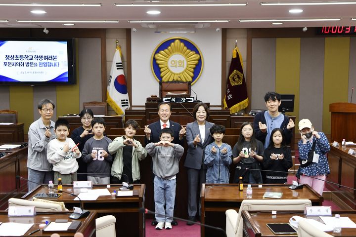 [포천=뉴시스] 모의 의회 체험. (사진=포천시의회 제공) 2026.10.02 photo@newsis.com *재판매 및 DB 금지