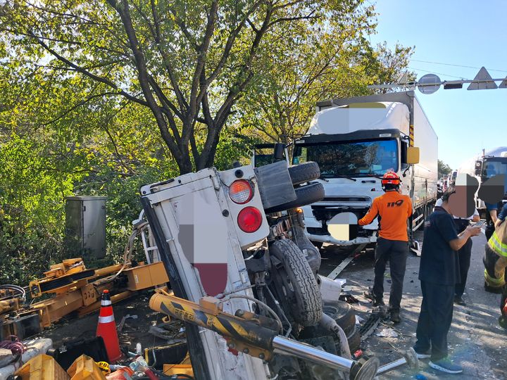 [울산=뉴시스] 2일 오후 1시45분께 울산 남구 옥동 남부순환도로에서 4중 추돌 사고가 발생해 차량이 파손돼 있다. (사진=울산소방본부 제공) 2026.10.02. photo@newsis.com *재판매 및 DB 금지