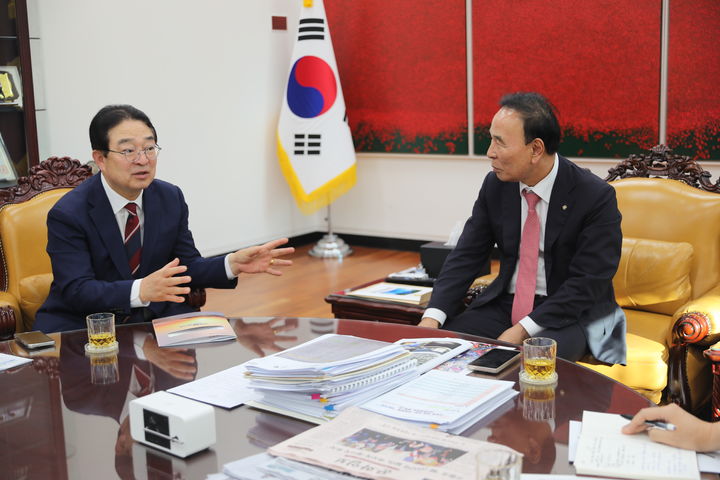 국회 방문한 황규철 옥천군수 *재판매 및 DB 금지