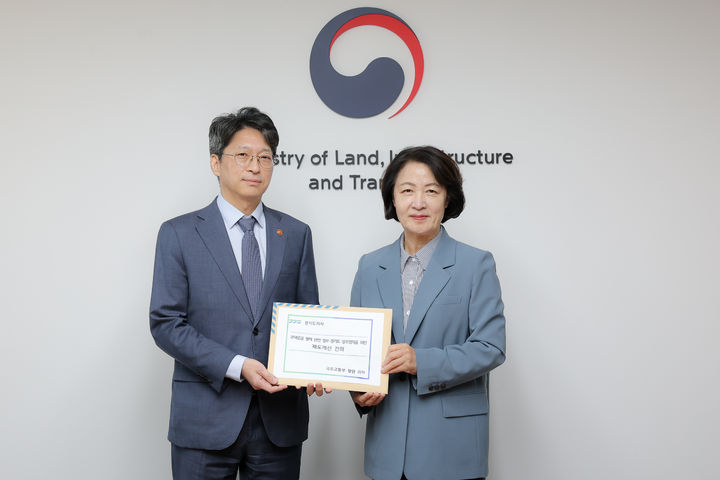 [수원=뉴시스] 추미애 경기도지사가 2일 서울 국토발전전시관에서 홍지선 국토교통부 장관과 기념사진을 찍고 있다. (사진=경기도 제공) 2026.10.02. photo@newsis.com *재판매 및 DB 금지