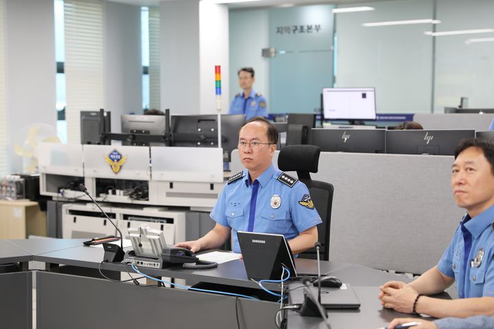 [인천=뉴시스] 2일 취임한 장대운 인천해양경찰서장이 종합상황실에서 해상치안 상황을 보고받고 있다. (사진=인천해경 제공) 2026.10.02. photo@newsis.com *재판매 및 DB 금지