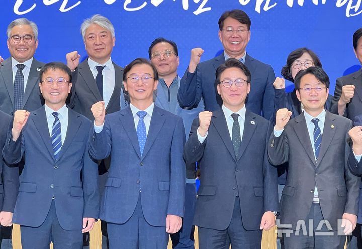 [부산=뉴시스]원동화 기자 = 2일 부산 연제구 부산시청 1층 대회의실에서 '부산시와 더불어민주당 중앙당 예산정책협의회'가 열렸다. 기념촬영 모습. (아랫쪽 왼쪽부터)한병도 원내대표, 전재수 부산시장, 김민석 당대표, 박홍배 부산시당위원장. 2026.10.02. dhwon@newsis.com