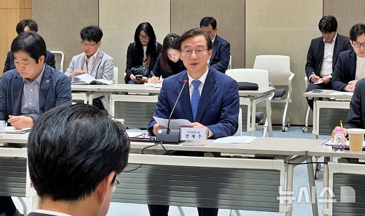 [부산=뉴시스]원동화 기자 =2일 부산 연제구 부산시청 1층 대회의실에서 '부산시와 더불어민주당 중앙당 예산정책협의회'가 열렸다. 전재수 부산시장이 인사말을 하고 있다. 2026.10.02. dhwon@newsis.com