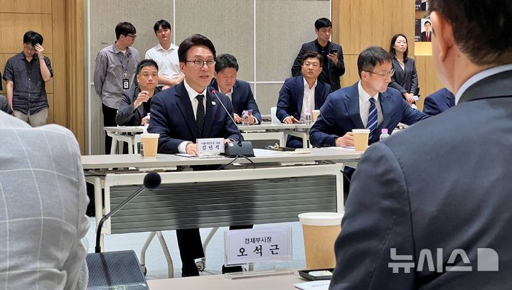 [부산=뉴시스]원동화 기자 = 2일 부산 연제구 부산시청 1층 대회의실에서 '부산시와 더불어민주당 중앙당 예산정책협의회'가 열렸다.김민석 당대표가 인사말을 하고 있다. 2026.10.02. dhwon@newsis.com