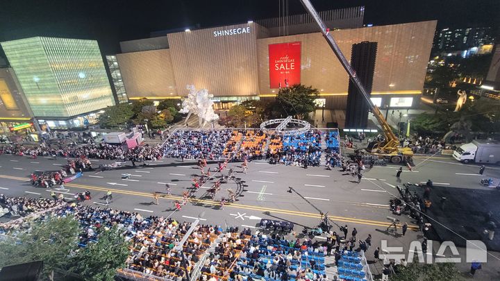[천안=뉴시스] 최영민 기자=2일 천안시 신부동 종합터미널 앞에서 천안흥타령춤축제2026 거리댄스 퍼레이드가 진행되고 있다. 2026.10.02 ymchoi@newsis.com