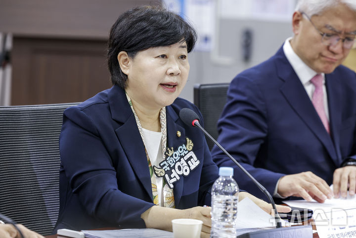 [서울=뉴시스] 정병혁 기자 = 서영교 법사위원장이 2일 서울 여의도 국회 의원회관에서 열린 대법관 임명 관련 헌법전문가 긴급 좌담회에서 인사말을 하고 있다. 2026.10.02. jhope@newsis.com