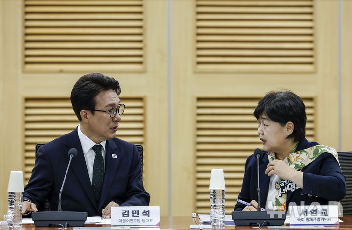 [서울=뉴시스] 정병혁 기자 = 김민석 더불어민주당 대표와 서영교 법사위원장이 2일 서울 여의도 국회 의원회관에서 열린 대법관 임명 관련 헌법전문가 긴급 좌담회에서 대화하고 있다. 2026.10.02. jhope@newsis.com