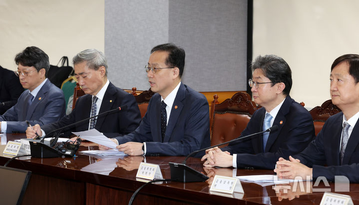 [서울=뉴시스] 조성우 기자 = 이형일(가운데) 경제부총리 겸 재정경제부 장관이 2일 서울 중구 은행회관에서 열린 시장상황점검회의에서 발언하고 있다. 왼쪽부터 홍지선 국토교통부 장관, 신현송 한국은행 총재, 이 부총리, 이억원 금융위원장, 이찬진 금융감독원장. 2026.10.02. xconfind@newsis.com