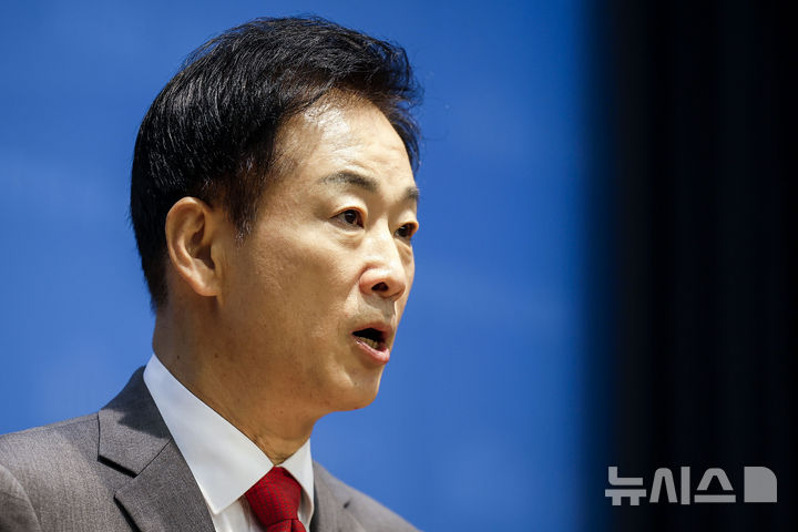 [서울=뉴시스] 정병혁 기자 = 유영하 국민의힘 의원이 2일 서울 여의도 국회 소통관에서 영화 암살자(들) 관련 기자회견을 하고 있다. 2026.10.02. jhope@newsis.com