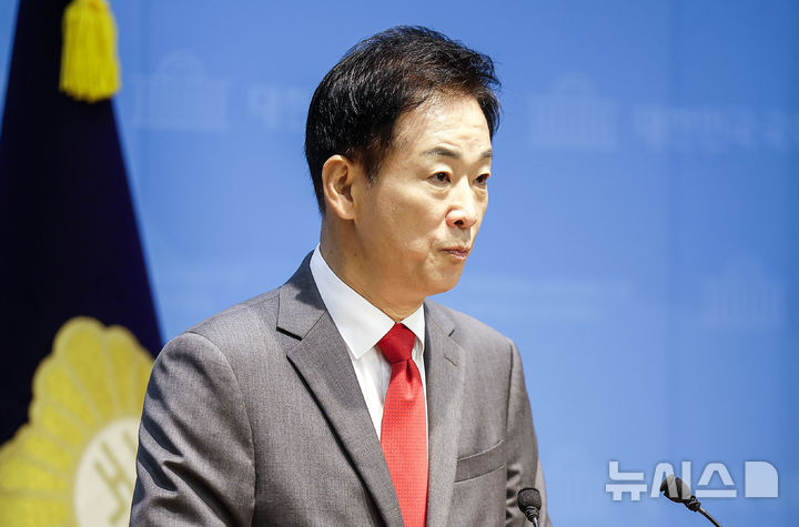 [서울=뉴시스] 정병혁 기자 = 유영하 국민의힘 의원이 2일 서울 여의도 국회 소통관에서 영화 암살자(들) 관련 기자회견을 하고 있다. 2026.10.02. jhope@newsis.com