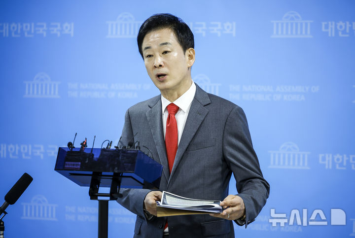 [서울=뉴시스] 정병혁 기자 = 유영하 국민의힘 의원이 2일 서울 여의도 국회 소통관에서 영화 암살자(들) 관련 기자회견을 마친 뒤 취재진 질문에 답하고 있다. 2026.10.02. jhope@newsis.com