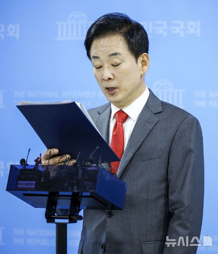 [서울=뉴시스] 정병혁 기자 = 유영하 국민의힘 의원이 2일 서울 여의도 국회 소통관에서 영화 암살자(들) 관련 기자회견을 마친 뒤 취재진 질문에 답하고 있다. 2026.10.02. jhope@newsis.com