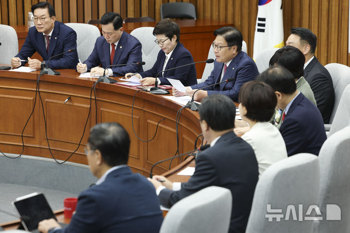 [서울=뉴시스] 김근수 기자 = 정점식 국민의힘 원내대표가 2일 오전 서울 여의도 국회에서 열린 국정감사대책회의에서 발언하고 있다. 2026.10.02. ks@newsis.com