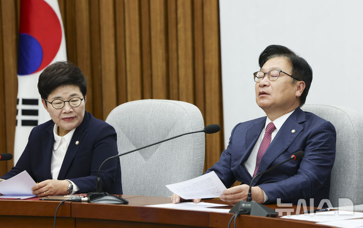 [서울=뉴시스] 김근수 기자 = 정점식 국민의힘 원내대표가 2일 오전 서울 여의도 국회에서 열린 국정감사대책회의에서 검찰청 폐지 관련 발언 도중 눈물을 삼키고 있다. 2026.10.02. ks@newsis.com