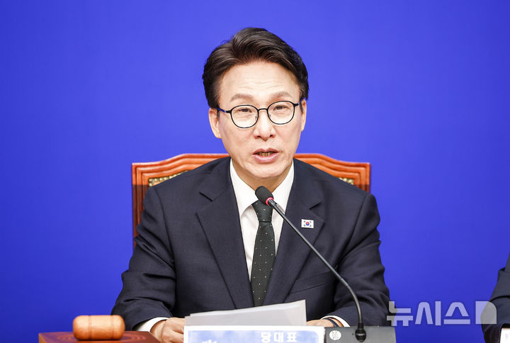 [서울=뉴시스] 정병혁 기자 = 김민석 더불어민주당 대표가 2일 서울 여의도 국회에서 열린 최고위원회의에서 발언하고 있다. 2026.10.02. jhope@newsis.com