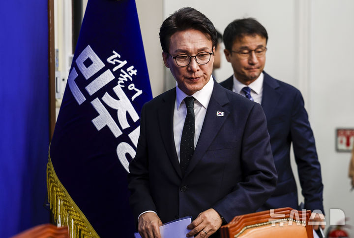 [서울=뉴시스] 정병혁 기자 = 김민석 더불어민주당 대표가 2일 서울 여의도 국회에서 열린 최고위원회의에 참석하고 있다. 2026.10.02. jhope@newsis.com