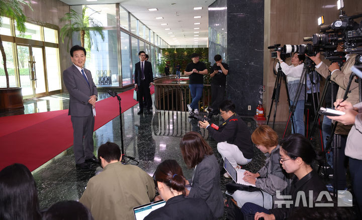 [서울=뉴시스] 조수정 기자 = 정동영 통일부 장관이 2일 오전 서울 종로구 정부서울청사에서 비무장지대(DMZ) 북한 지뢰 폭발 사건 관련 유럽 출장에서 단축 귀국해 출근하며 입장을 밝히고 있다. 2026.10.02. chocrystal@newsis.com