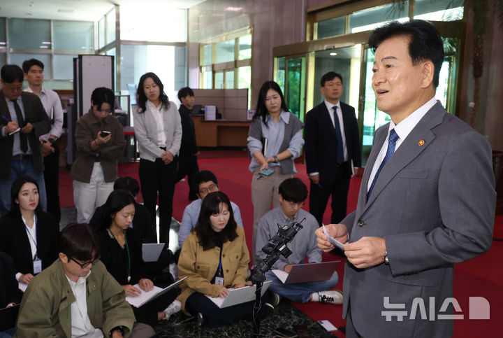 [서울=뉴시스] 조수정 기자 = 정동영 통일부 장관이 2일 오전 서울 종로구 정부서울청사에서 비무장지대(DMZ) 북한 지뢰 폭발 사건 관련 유럽 출장에서 단축 귀국해 출근하며 입장을 밝히고 있다. 2026.10.02. chocrystal@newsis.com