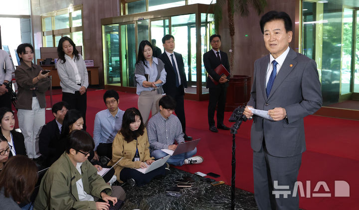 [서울=뉴시스] 조수정 기자 = 정동영 통일부 장관이 2일 오전 서울 종로구 정부서울청사에서 비무장지대(DMZ) 북한 지뢰 폭발 사건 관련 유럽 출장에서 단축 귀국해 출근하며 입장을 밝히고 있다. 2026.10.02. chocrystal@newsis.com
