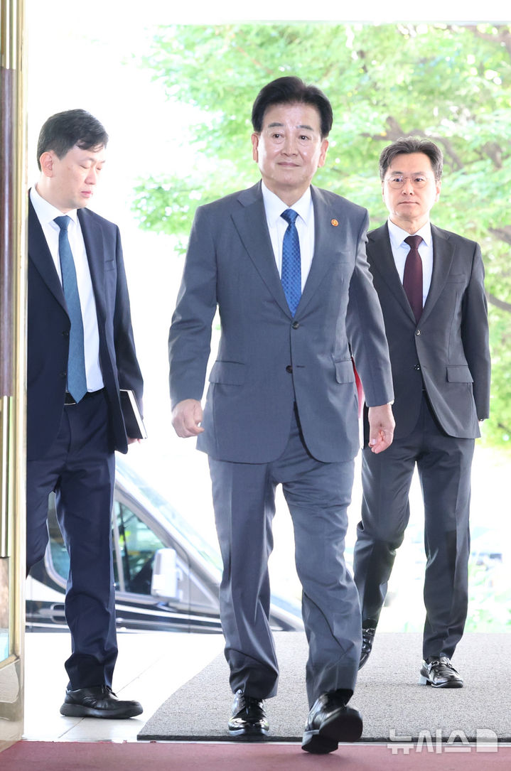 [서울=뉴시스] 조수정 기자 = 정동영 통일부 장관이 2일 오전 서울 종로구 정부서울청사에서 비무장지대(DMZ) 북한 지뢰 폭발 사건 관련 유럽 출장에서 조기  귀국해 출근, 도어스테핑 자리로 이동하고 있다. 2026.10.02. chocrystal@newsis.com