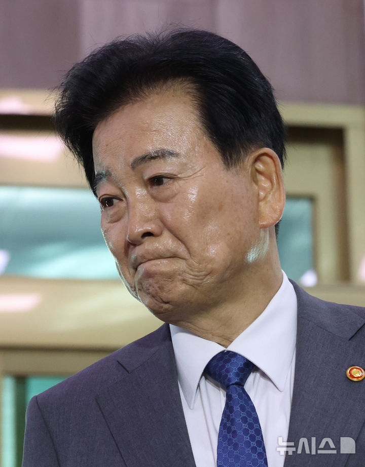 [서울=뉴시스] 조수정 기자 = 정동영 통일부 장관이 2일 오전 서울 종로구 정부서울청사에서 비무장지대(DMZ) 북한 지뢰 폭발 사건 관련 유럽 출장에서 조기  귀국해 출근, 도어스테핑 자리로 이동하고 있다. 2026.10.02. chocrystal@newsis.com