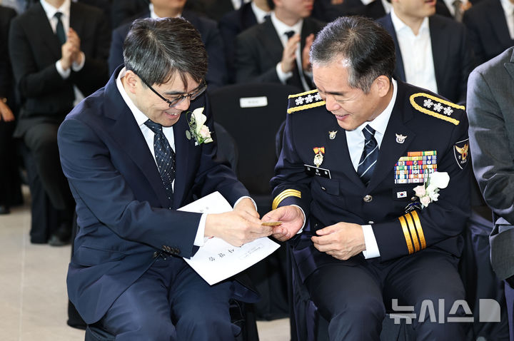 [서울=뉴시스] 박주성 기자 = 전종민 중대범죄수사청 차장(왼쪽)과 김종철 경찰청장 직무대행이 2일 서울 중구 중수청에서 열린 개청식에서 인사를 하고 있다. (공동취재). 2026.10.02. photo@newsis.com