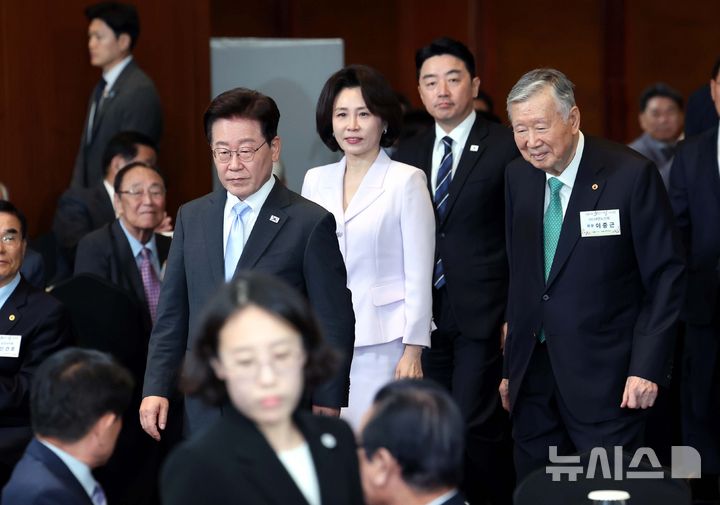 [서울=뉴시스] 조성봉 기자 = 이재명 대통령과 김혜경 여사, 이중근 대한노인회 회장이 2일 서울 시내의 한 호텔에서 열린 제30회 노인의 날 기념식에 입장하고 있다. (청와대통신사진기자단) 2026.10.02. suncho21@newsis.com