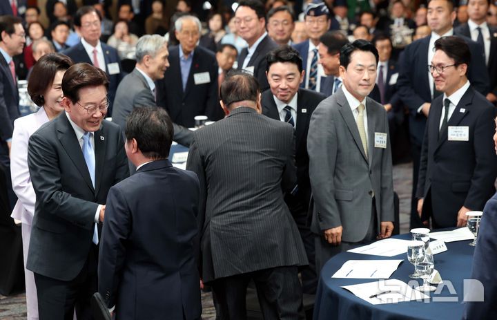 [서울=뉴시스] 조성봉 기자 = 이재명 대통령이 2일 서울 시내의 한 호텔에서 열린 제30회 노인의 날 기념식에서 참석자들과 인사하고 있다. (청와대통신사진기자단) 2026.10.02. suncho21@newsis.com