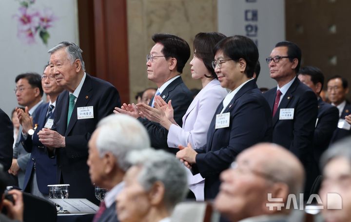 [서울=뉴시스] 조성봉 기자 = 이재명 대통령 부부와 이중근 대한노인회 회장이 2일 서울 시내의 한 호텔에서 열린 제30회 노인의 날 기념식에서 노인강령 및 경로헌장 낭독을 마치고 박수를 치고 있다. (청와대통신사진기자단) 2026.10.02. suncho21@newsis.com