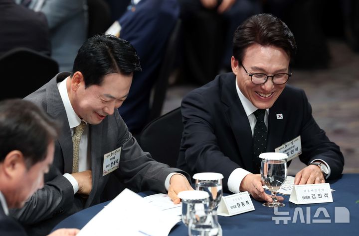 [서울=뉴시스] 조성봉 기자 = 김민석 더불어민주당 대표와 장동혁 국민의힘 대표가 2일 서울 시내의 한 호텔에서 열린 제30회 노인의 날 기념식에서 대화를 하고 있다. (청와대통신사진기자단) 2026.10.02. suncho21@newsis.com