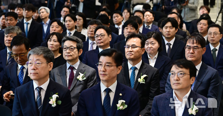[서울=뉴시스] 박주성 기자 = 최재민 서울중수청장(두 번째 줄 오른쪽 두 번째)과 김형근 수원중수청장(오른쪽), 문홍주 대전중수청장, 홍종희 대구중수청장, 김기욱 부산중수청장, 임은정 광주중수청장(세 번째줄 왼쪽부터) 등이 2일 서울 중구 르네스퀘어에서 열린 중대범죄수사청 개청식에 참석해 자리하고 있다. (공동취재). 2026.10.02. photo@newsis.com
