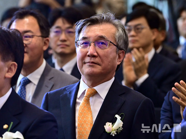 [서울=뉴시스] 박주성 기자 = 이주원 중대범죄수사청장 후보추천위원회 위원장이 2일 서울 중구 르네스퀘어에서 열린 중대범죄수사청 개청식에 참석해 자리하고 있다. (공동취재). 2026.10.02. photo@newsis.com