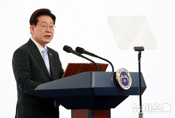 [서울=뉴시스] 조성봉 기자 = 이재명 대통령이 2일 서울 시내의 한 호텔에서 열린 제30회 노인의 날 기념식에서 축사를 하고 있다. (청와대통신사진기자단) 2026.10.02. suncho21@newsis.com