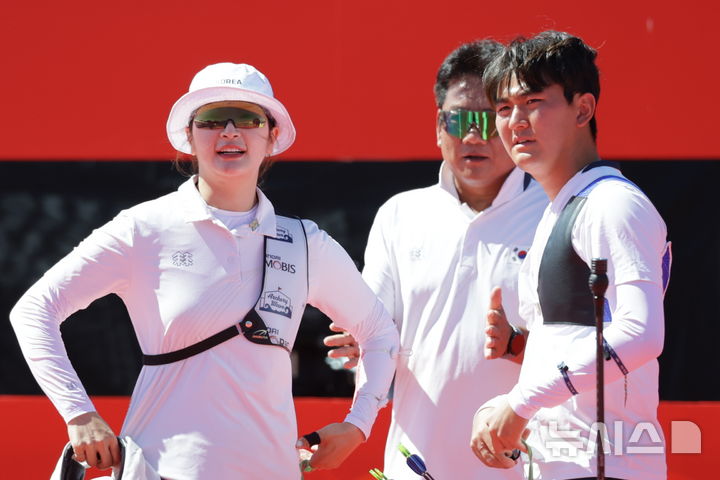[오카자키(일본)=뉴시스] 김금보 기자 = 2일(현지 시간) 일본 아이치현 오카자키시 오카자키 중앙종합공원 내 다목적 광장에서 열린 2026 아이치·나고야 아시안게임 양궁 리커브 혼성 단체 준결승 한국과 중국의 경기, 세트스코어 0-6으로 패배한 한국 김제덕과 강채영이 아쉬워 하고 있다. 2026.10.02. kgb@newsis.com