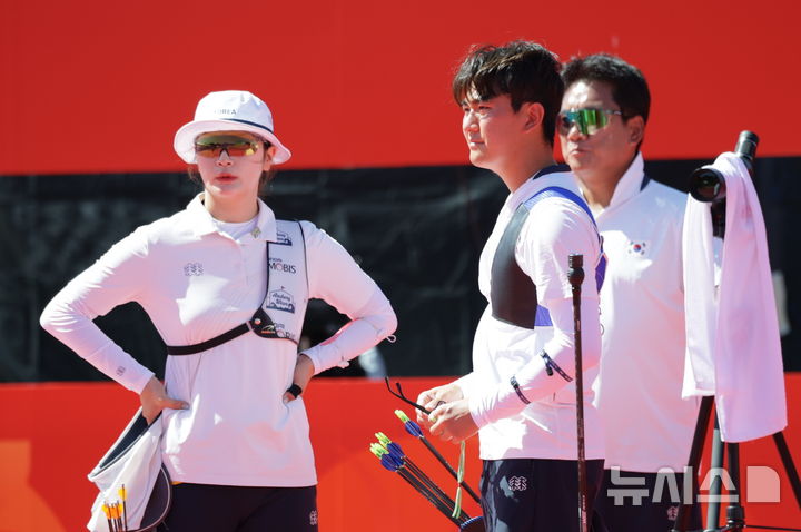 [오카자키(일본)=뉴시스] 김금보 기자 = 2일(현지 시간) 일본 아이치현 오카자키시 오카자키 중앙종합공원 내 다목적 광장에서 열린 2026 아이치·나고야 아시안게임 양궁 리커브 혼성 단체 준결승 한국과 중국의 경기, 세트스코어 0-6으로 패배한 한국 김제덕과 강채영이 아쉬워 하고 있다. 2026.10.02. kgb@newsis.com
