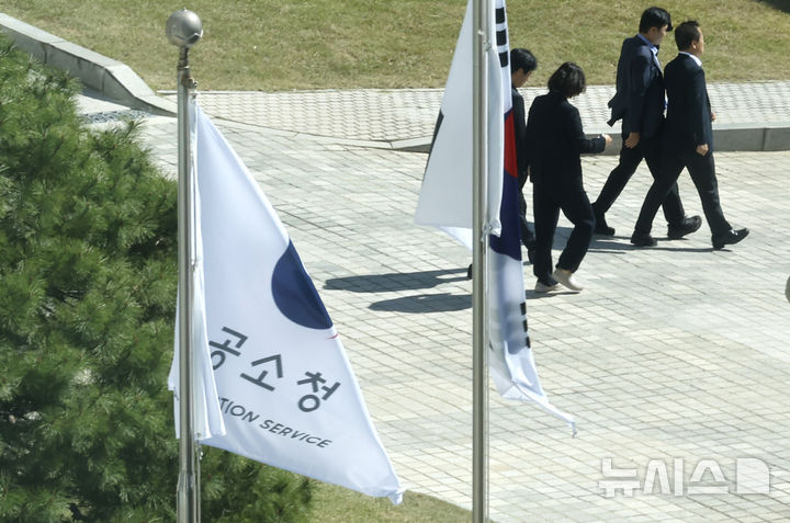 [서울=뉴시스] 김혜진 기자 = 공소청 출범 첫날인 2일 서울 서초구 공소청에 직원들이 이동하고 있다. 2026.10.02. jini@newsis.com